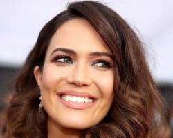 WHAT IS THE ZODIAC SIGN OF MANDY MOORE?